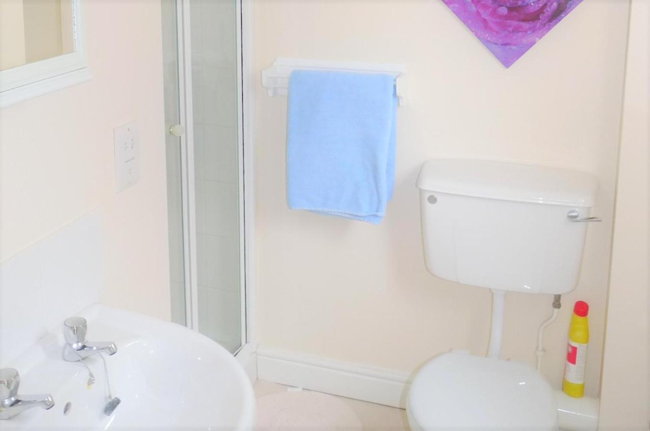 Friars Walk Houses With 2 Bedrooms, 2 Bathrooms, Fast Wi-Fi And Private Parking Sittingbourne Exterior foto